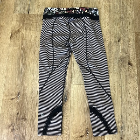 Lululemon leggings size 4 - Picture 3 of 5